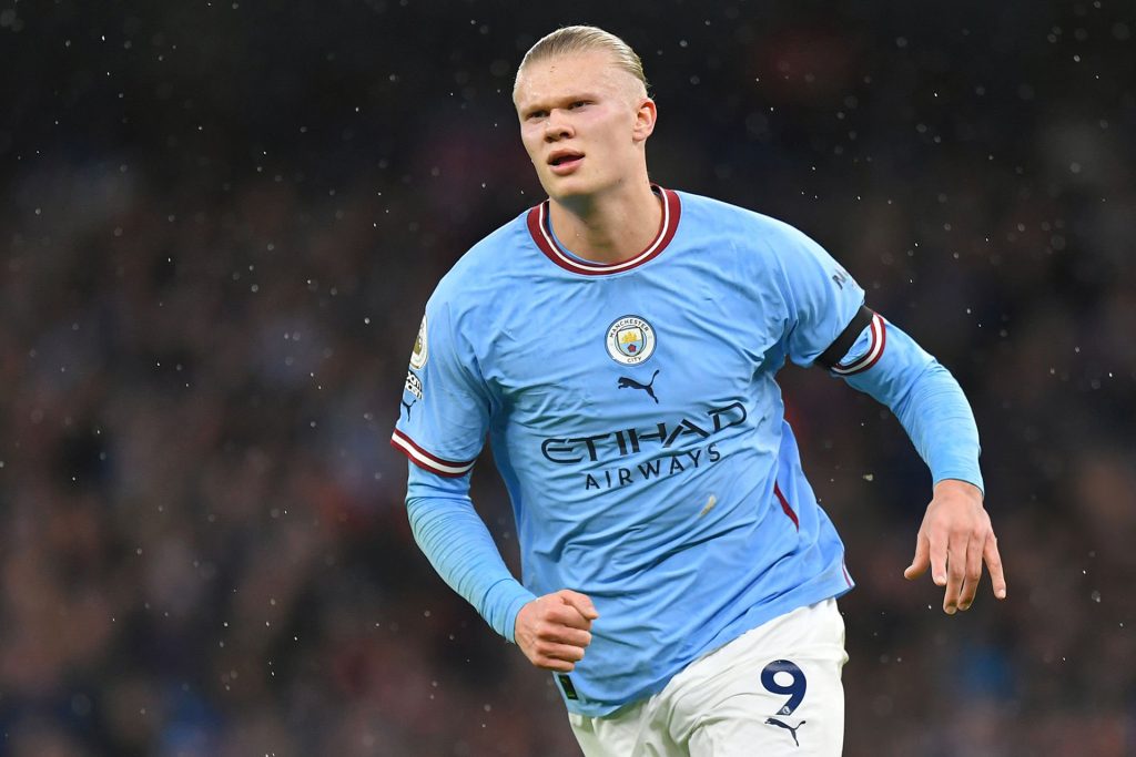 رغم الضائقة المالية.. هالاند على رادار برشلونة