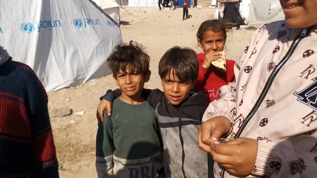 شاهد.. أمهات غزيات: أطفالنا تتساقط أسنانهم من سوء التغذية