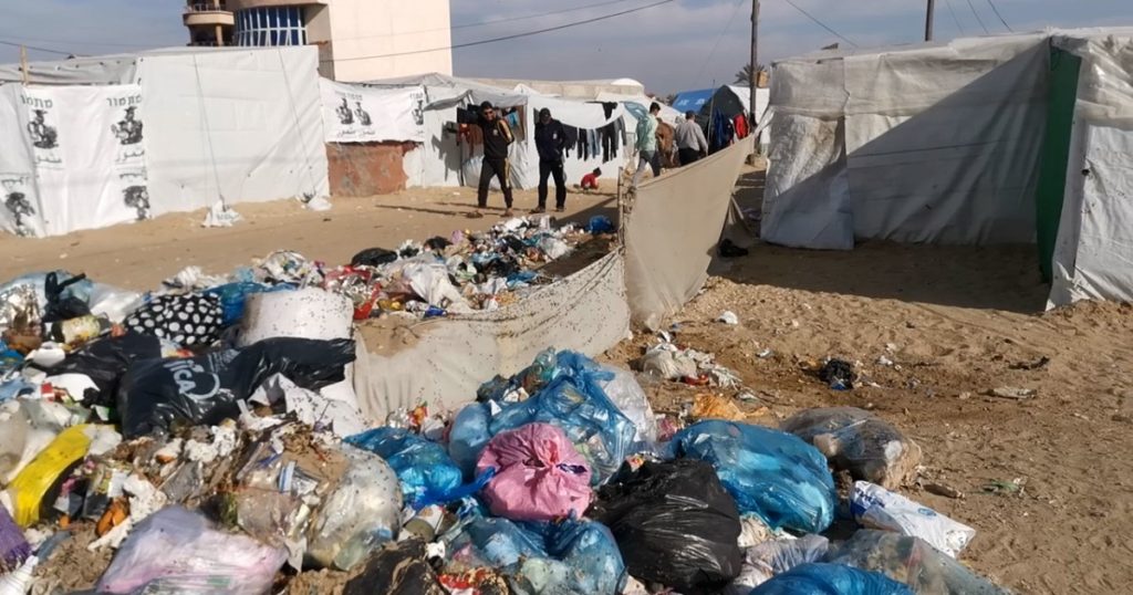 شاهد.. أكوام القمامة تهدد نازحي الخيام في رفح بالأوبئة