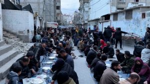بالفيديو.. مائدة رمضانية تتحدى العدوان وتجمع نازحي رفح