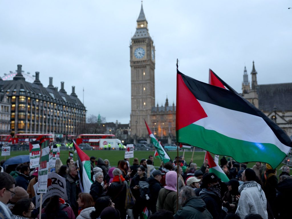 هل تستعمل حكومة بريطانيا مفهوم “التطرف” للتضييق على أنصار فلسطين؟