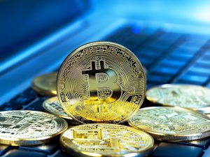 بيتكوين تقفز إلى 70 ألف دولار والذهب يتألق