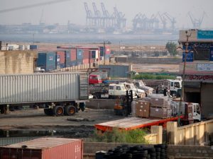 التجارة بين أفغانستان وباكستان تهوي 70% وموانئ إيران البديل