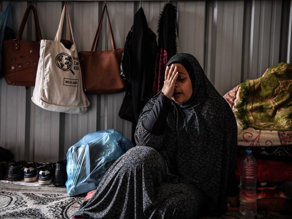 غيبتهم الأنقاض منذ 4 أشهر.. فلسطينية تبحث عن قبر لأبنائها الأربعة
