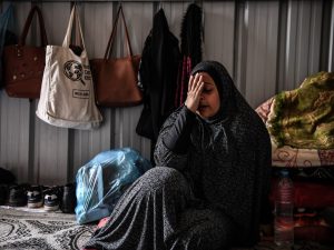 غيبتهم الأنقاض منذ 4 أشهر.. فلسطينية تبحث عن قبر لأبنائها الأربعة
