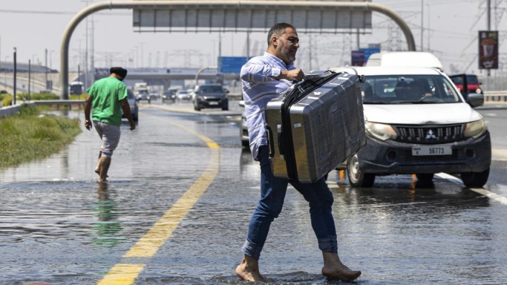 مطار دبي لا يزال في حالة من الفوضى بعد فيضانات غير مسبوقة