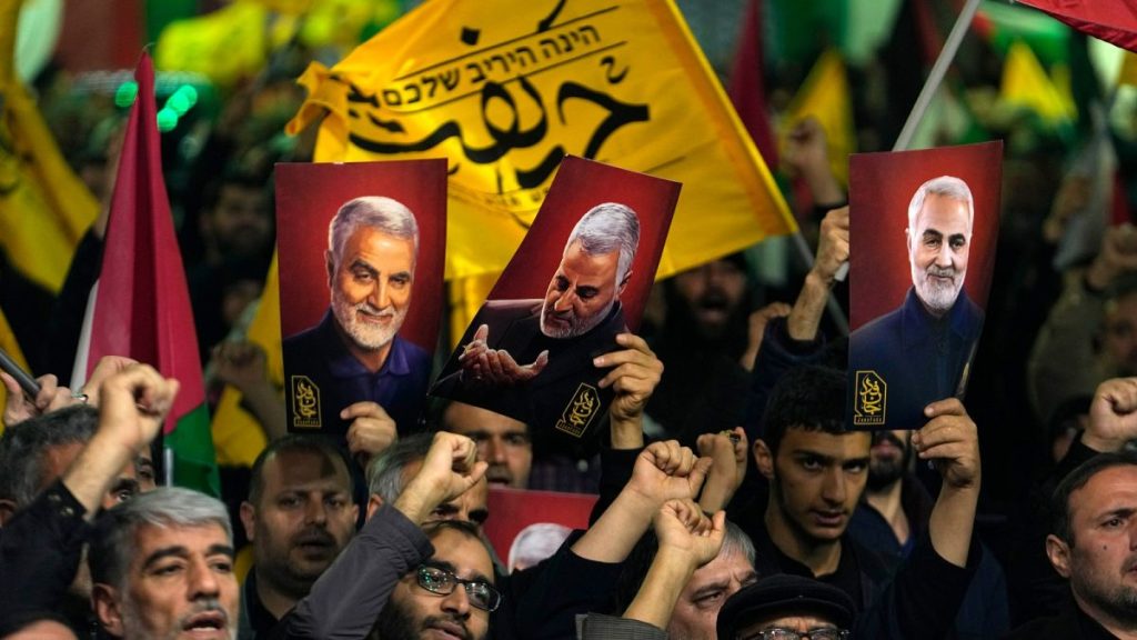 مظاهرات في إيران تطالب بالانتقام بعد استهداف القنصلية في دمشق ورئيسي يؤكد “لن تمر دون رد”