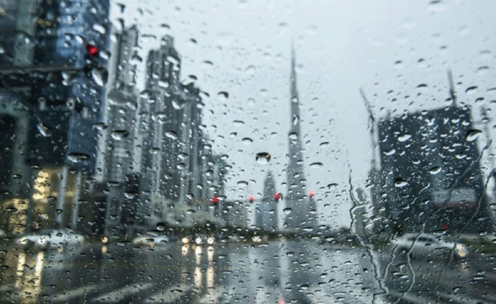 طقس غائم وفرصة سقوط أمطار غداً على الإمارات