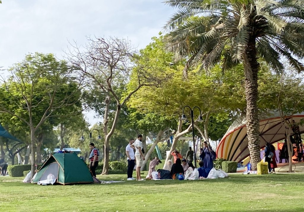 الحدائق والشواطئ والأماكن الترفيهية تشهد إقبالاً في أول أيام العيد