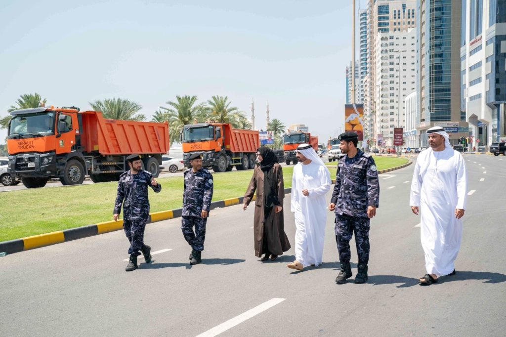 نائبا حاكم الشارقة يتفقدان المناطق المتأثرة بالمنخفض الجوي