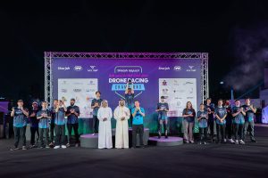 سلطان بن أحمد القاسمي يشهد ختام سباق أبطال الطائرات بدون طيار “الدرون” في مسرح المجاز