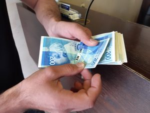 وسط ضغوط حرب غزة المالية.. إسرائيل ترفع سعر الوقود للشهر الرابع