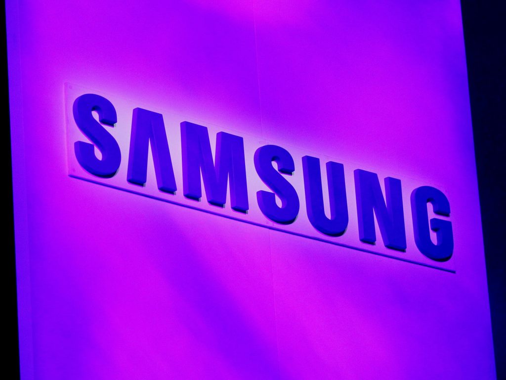 سامسونغ تزيح أبل عن عرش صناعة الهواتف