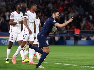 سان جيرمان يفلت من الهزيمة أمام كليرمون بالدوري الفرنسي