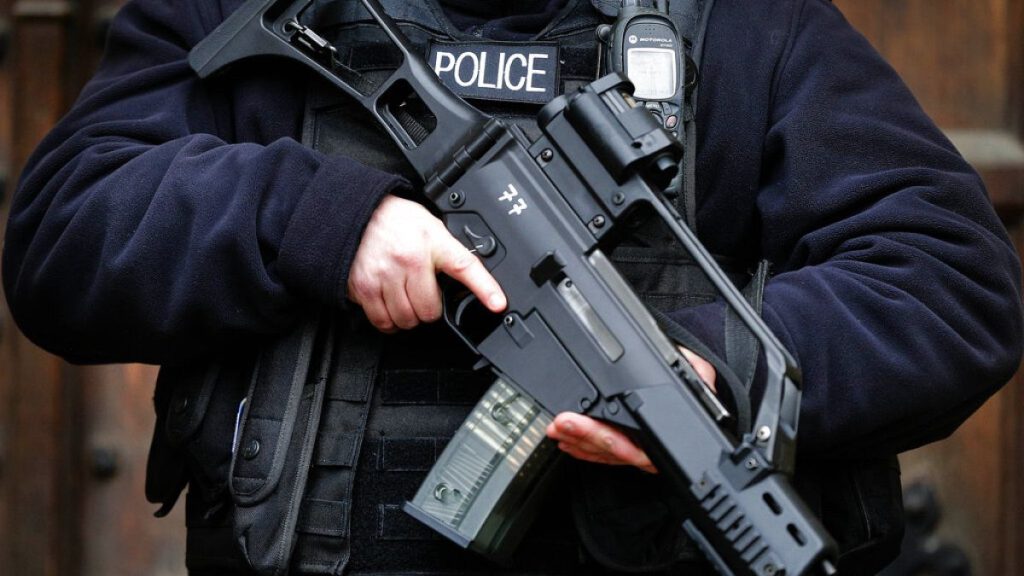 بسبب دعمه لحماس على تطبيق واتساب.. ضابط شرطة بريطاني يواجه تهماً إرهابية