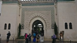 مسجد باريس يدعو الحكومة الفرنسية لإدانة التمييز ضد المسلمين