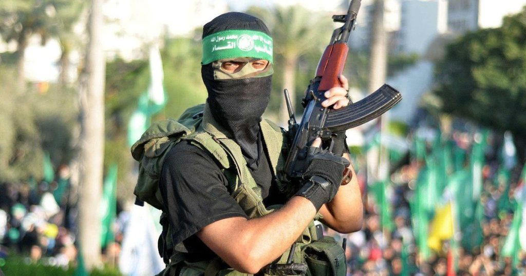 أيه كيه 47: بندقية المقاومة المفضلة لضرب جنود الاحتلال
