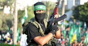 أيه كيه 47: بندقية المقاومة المفضلة لضرب جنود الاحتلال