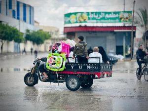 الاحتلال يبدأ بطرد سكان شرق رفح.. تحذيرات من إبادة ومجاعة