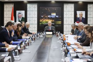 السلطة الفلسطينية متفائلة بتحسن وضعها رغم التحذيرات بانهيارها