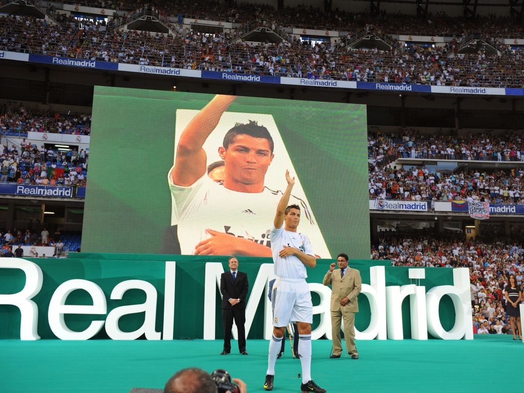 يوم أنفق ريال مدريد 361 مليون دولار للتعاقد مع 8 لاعبين صيف 2009