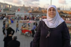 زوجة أسير ومناضلة.. وفاء جرار والعودة مبتورة الساقين