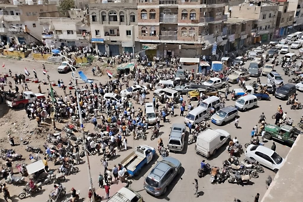 آلاف اليمنيين يجتازون طريق الحوبان إلى تعز بعد افتتاحه