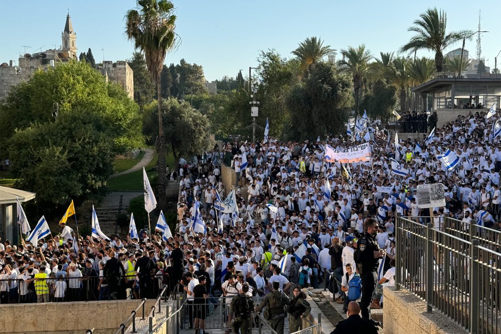 مسيرة الأعلام التهويدية.. استباحة للأقصى وسجن للمقدسيين