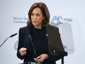 نيويورك تايمز: ترامب يزاحم هاريس على أصوات السود