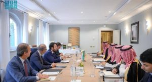 الخريّف يبحث الفرص المشتركة في صناعة السيارات والطائرات وبناء السفن مع شركات إيطالية