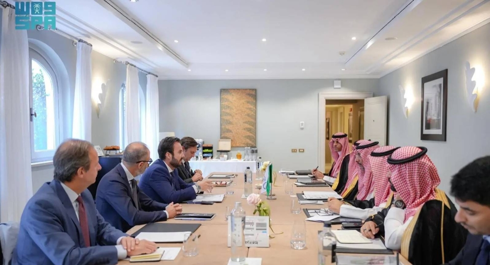 الخريّف يبحث الفرص المشتركة في صناعة السيارات والطائرات وبناء السفن مع شركات إيطالية