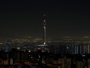 إيرانيون يسخرون من الهجوم الإسرائيلي ويطالبون بالرد