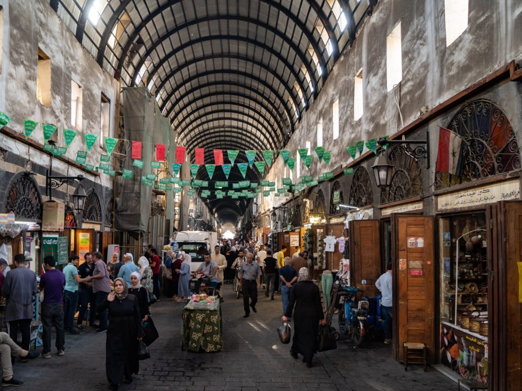 موجة غلاء إثر قطع إسرائيل الطريق الدولي بين بيروت ودمشق