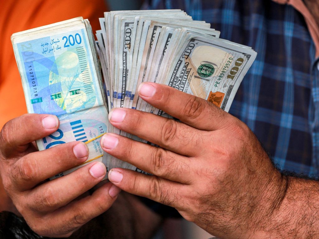 إسرائيل تسعى لخفض عجز الموازنة