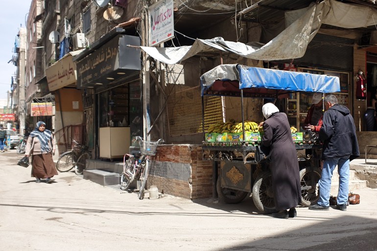 شام مصطفى_سوريا_مشهد لشراء الفواكه من إحدى حارات ريف دمشق_حصري الجزيرة نت_