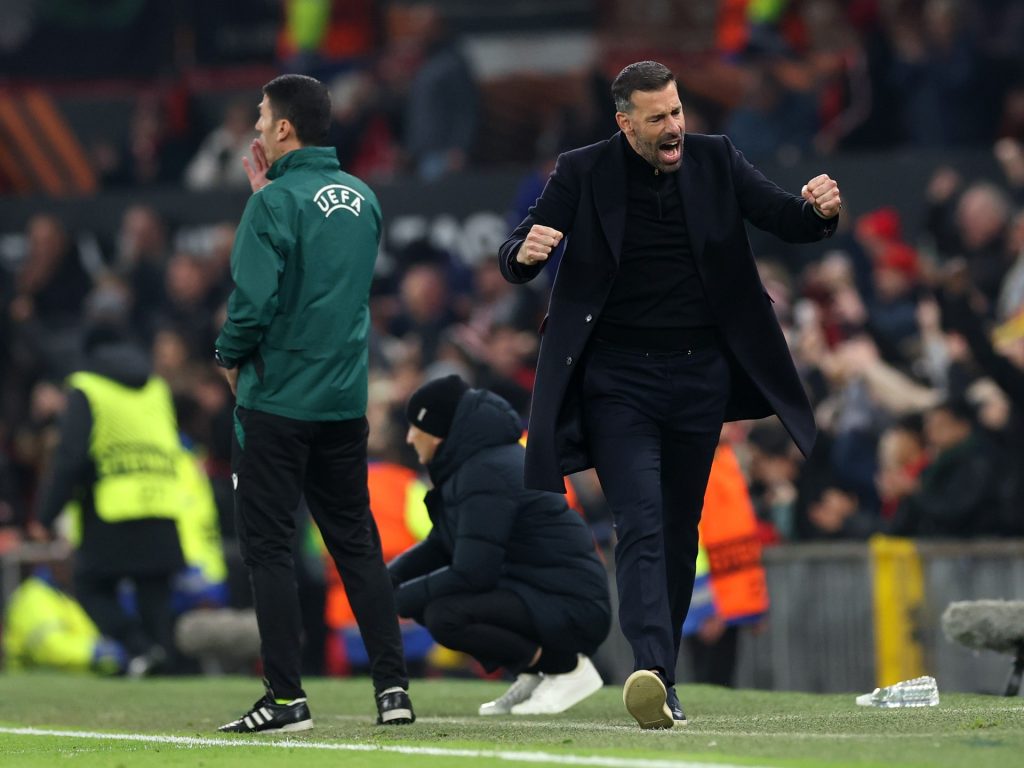 لاعبو مانشستر يونايتد يريدون “بقاء” فان نيستلروي