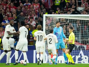 أتلتيكو يحظر 9 مشجعين من حضور المباريات مدى الحياة بسبب ريال مدريد