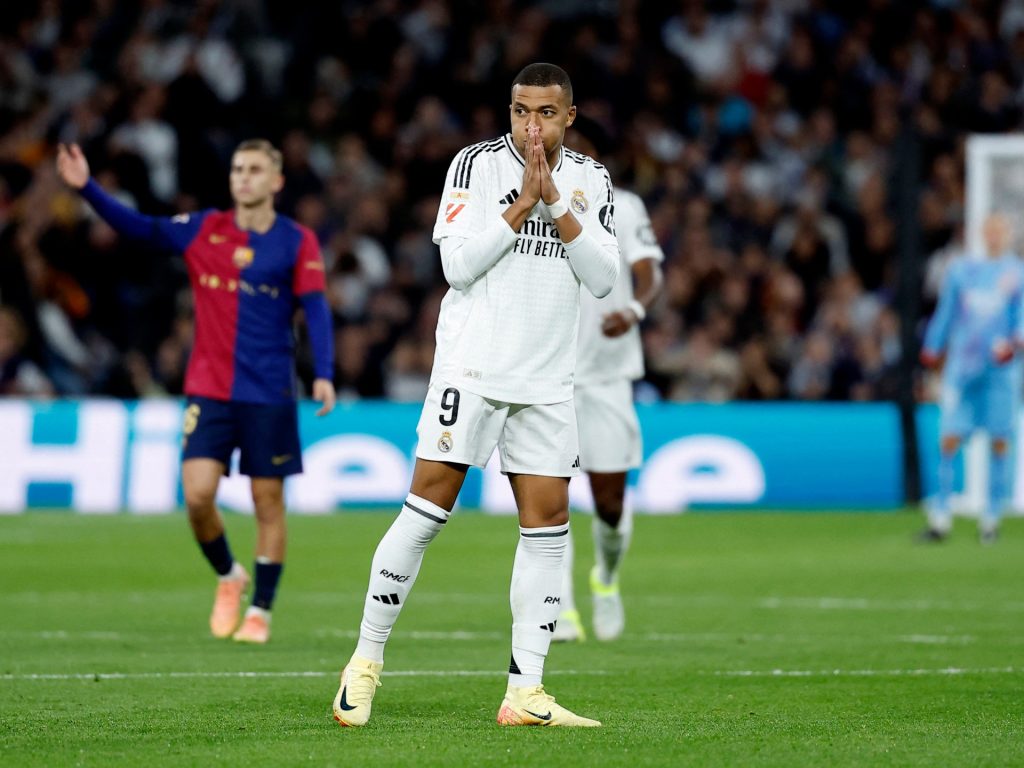 بنزيمة يكشف أسباب معاناة مبابي مع ريال مدريد