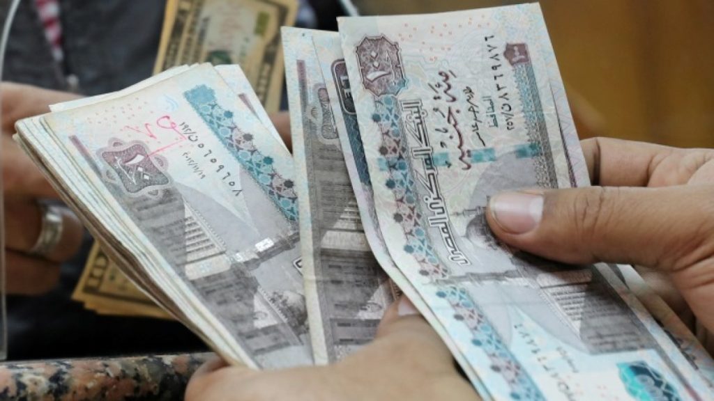 الطلب الزائد على النقد الأجنبي يدفع الجنيه المصري للانخفاض