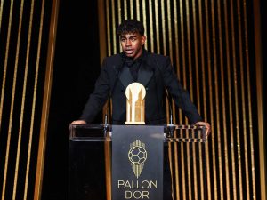 “الظاهرة” رونالدو فضّل مواطنه عن لامين جمال في جائزة كوبا