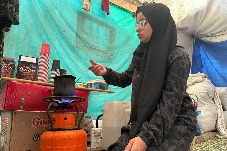 الفتاة رضا مصلح _16 سنة_ تقوم بيبع المشروبات الساخنة للنازحين في مستشفى شهداء الأقصى وسط القطاع، لتعيل 12 فردا من عائلتها جلهم من المصابين._ضيفة تقرير_