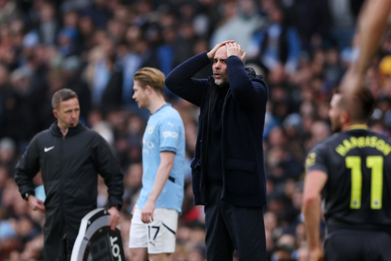 مانشستر، إنجلترا - 26 ديسمبر: رد فعل بيب جوارديولا، مدير مانشستر سيتي، خلال مباراة الدوري الإنجليزي الممتاز بين مانشستر سيتي إف سي وإيفرتون إف سي على ملعب الاتحاد في 26 ديسمبر 2024 في مانشستر، إنجلترا. (تصوير مولي دارلينجتون / غيتي إيماجز)