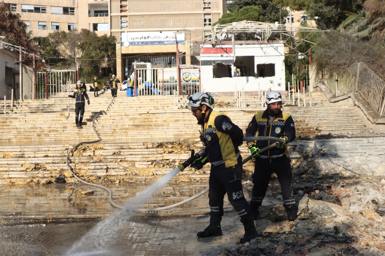 3 - سوريا - حلب - عناصر من الدفاع المدني يقومون بتنظيف مكان قصف من أمام مشفى حلب الجامعي (مواقع التواصل)