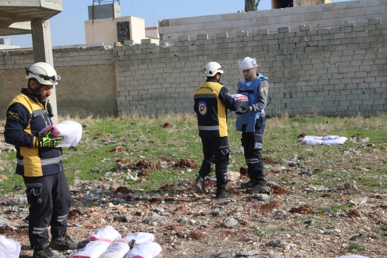 صورة تظهر تفجير ذخائر مخلفات حرب من قبل الدفاع المدني في بلدة كفرناها بريف حلب الغربي