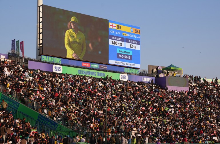 الكريكيت - كأس أبطال ICC للرجال - المجموعة ب - أستراليا ضد إنجلترا - استاد القذافي ، لاهور ، باكستان - 22 فبراير ، 2025 ، شوهد ستيفن سميث في أستراليا على شاشة كبيرة رويترز/نيدا مهبوب