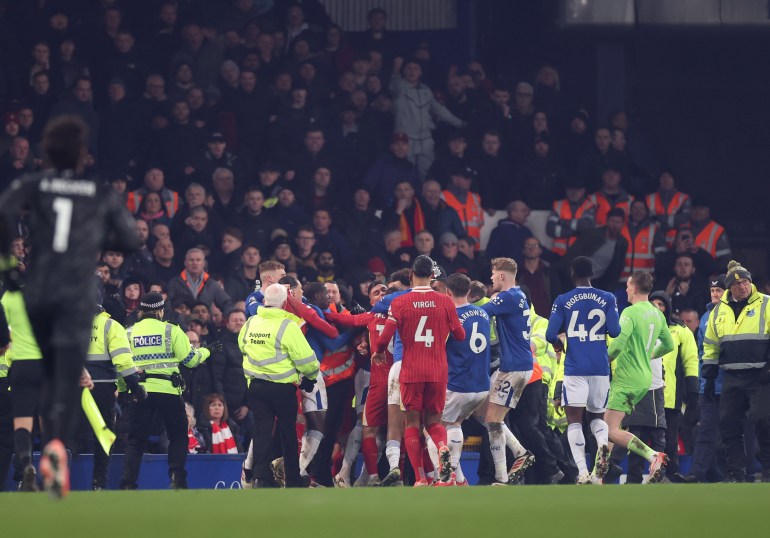 ليفربول ، إنجلترا - 12 فبراير: تضيء Emperers بين اللاعبين في نهاية مباراة الدوري الممتاز بين Everton FC و Liverpool FC في Goodison Park في 12 فبراير 2025 في ليفربول ، إنجلترا. (تصوير كارل ريبن/غيتي إيرث)