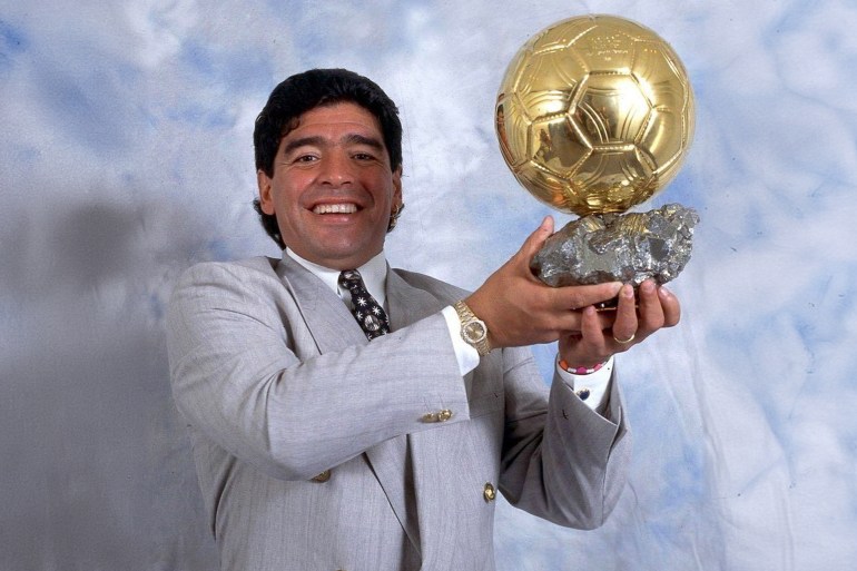 مارادونا حاملا الكرة الذهبية الشرفية التي منحت له عام 1995 90s Football @90sfootball Diego Maradona receivs an honorary Ballon d'Or in 1995 for his services to football.