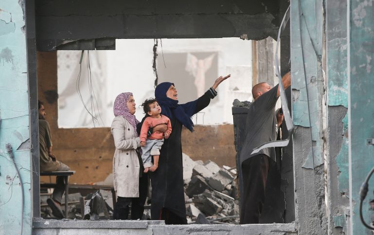 يتفاعل الفلسطينيون وهم يبحثون عن الأضرار التي لحقت بمحافة مدرسية ، بعد ضربة إسرائيلية ، في معسكر جاباليا للاجئين ، في قطاع غزة الشمالي ، 12 مايو 2025. رويترز/محمود عيسى