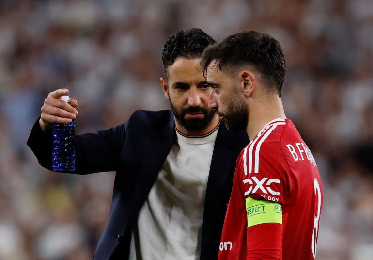 دوري أوروبا - النهائي - توتنهام هوتسبر - مدير مانشستر يونايتد روبن أموريم مع برونو فرنانديز من مانشستر يونايتد بعد المباراة