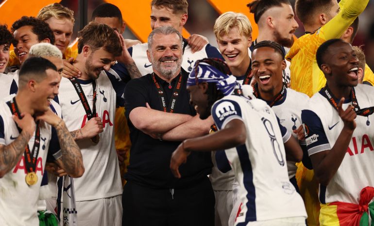 League Europa League - يحتفل Ange Postecoglou ، مدير Tottenham Hotspur مع لاعبيه بعد فوزه في دوري أوروبا
